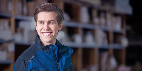 Ein junger Mann in einer Arbeitsjacke